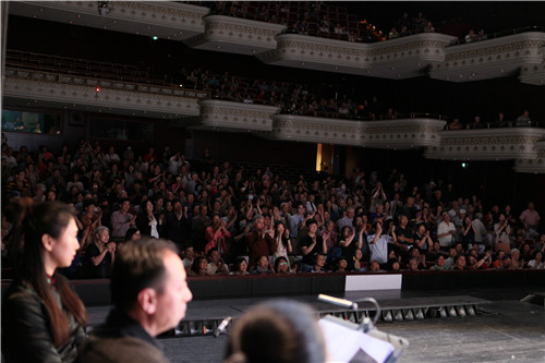 9、台灣觀眾(zhong) 起立鼓掌.jpg